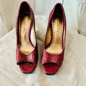 Gianni Bini 7M Y2K 90s Embossed Leather Peep Toe Wedges EUC
